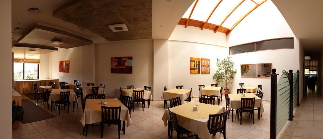 Ahilion Hotel カラブリタ エクステリア 写真